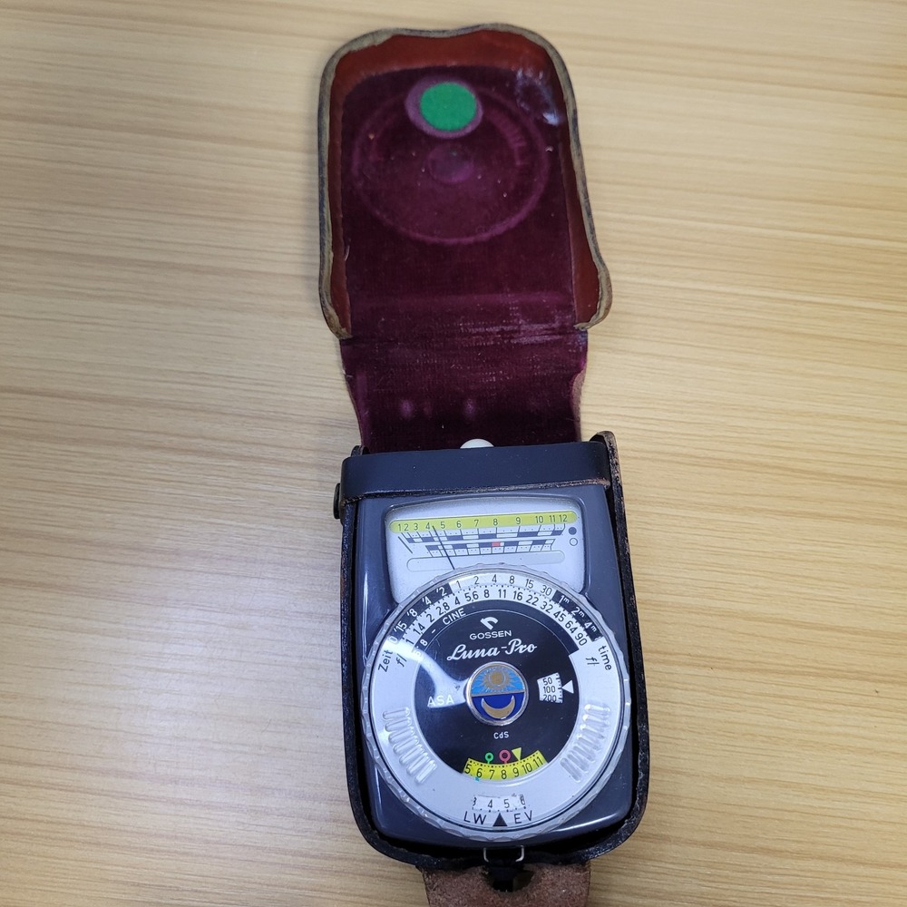 Vintage Gossen Luna-Pro Light Meter with Leather Case & Manual – West Germany